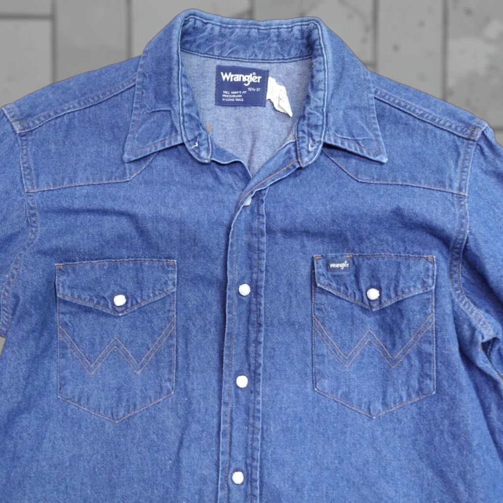Wrangler VINTAGE Wrangler Shirt Large Blue Denim X-Long Tails Made in USA Size US L / EU 52-54 / 3 - 1 Thumbnail