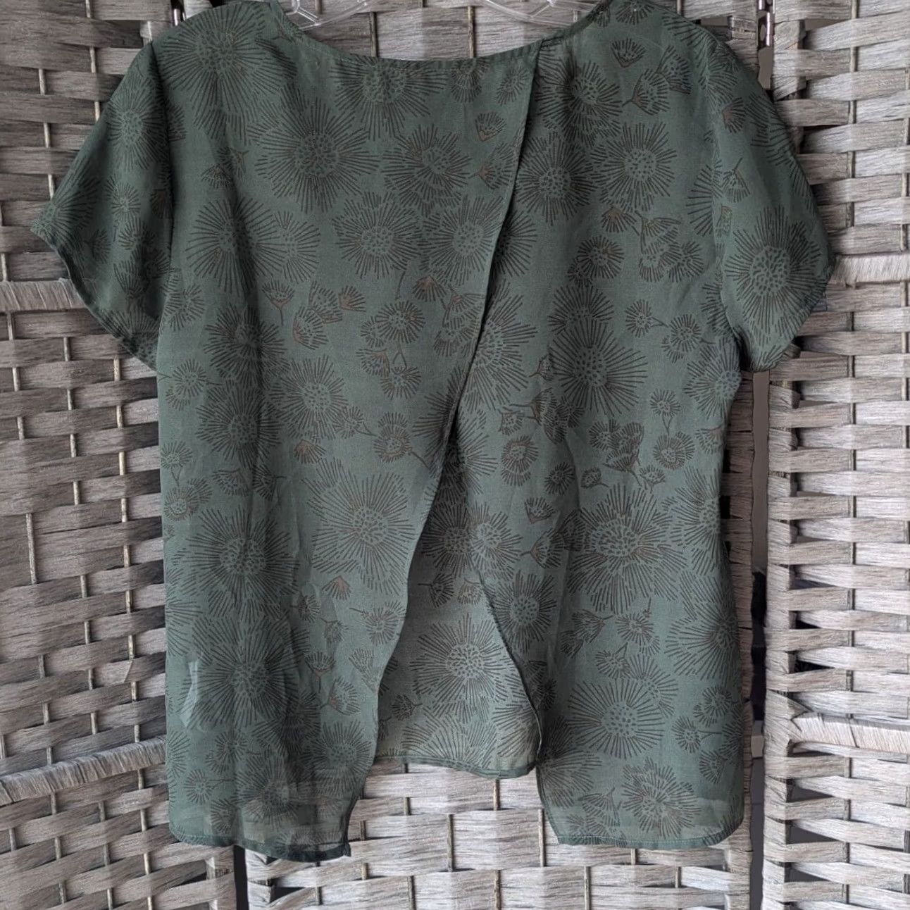 Gap Gap Blouse Short Sleeve Abstract Sunburst Print Olive Green Women Sz S Slit Back Split Back Round Neck Size S / US 4 / IT 40 - 3 Thumbnail