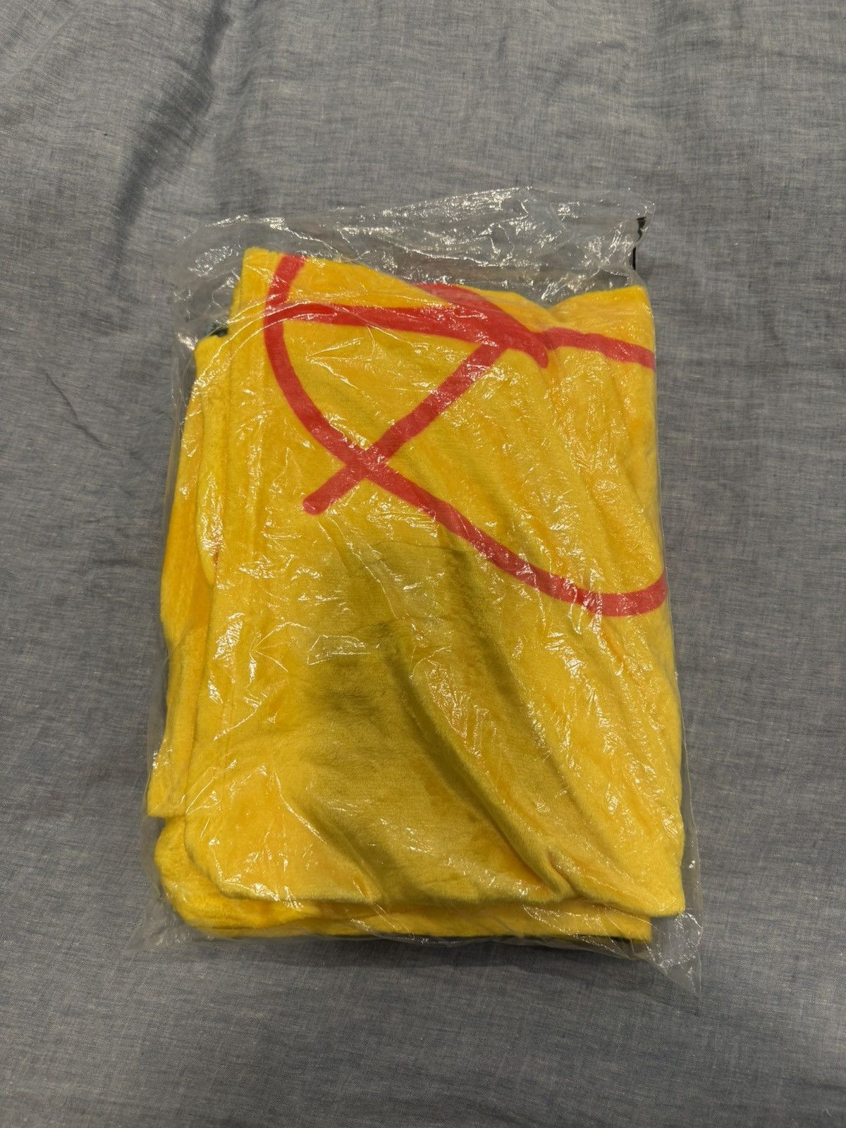 Travis Scott Travis Scott Astroworld Yellow Blanket Brand New Size ONE SIZE - 4 Thumbnail