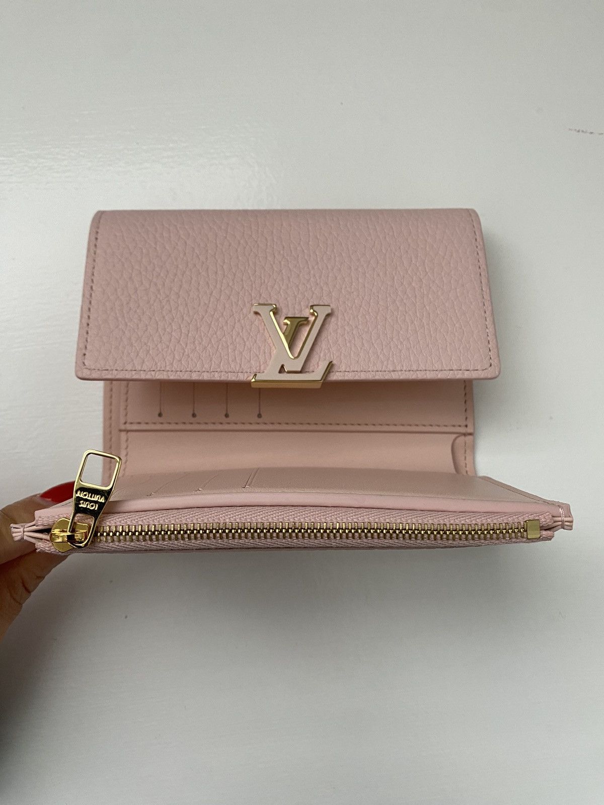 Louis Vuitton Authentic Louis Vuitton Capucines Wallet Size ONE SIZE - 11 Thumbnail