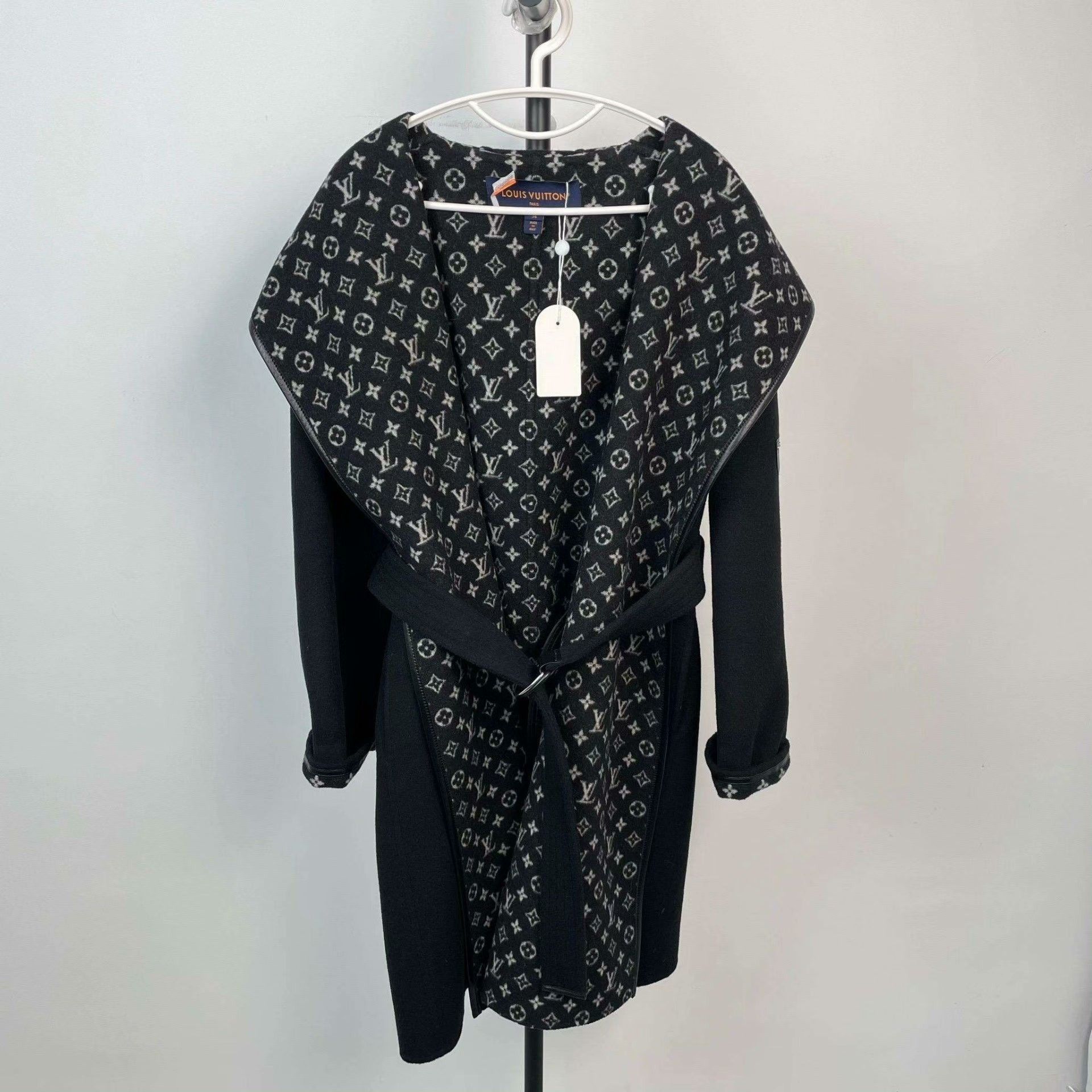 Louis Vuitton Louis Vuitton Black Heavy Coat 34 Men Size US XS / EU 42 / 0 - 1 Thumbnail