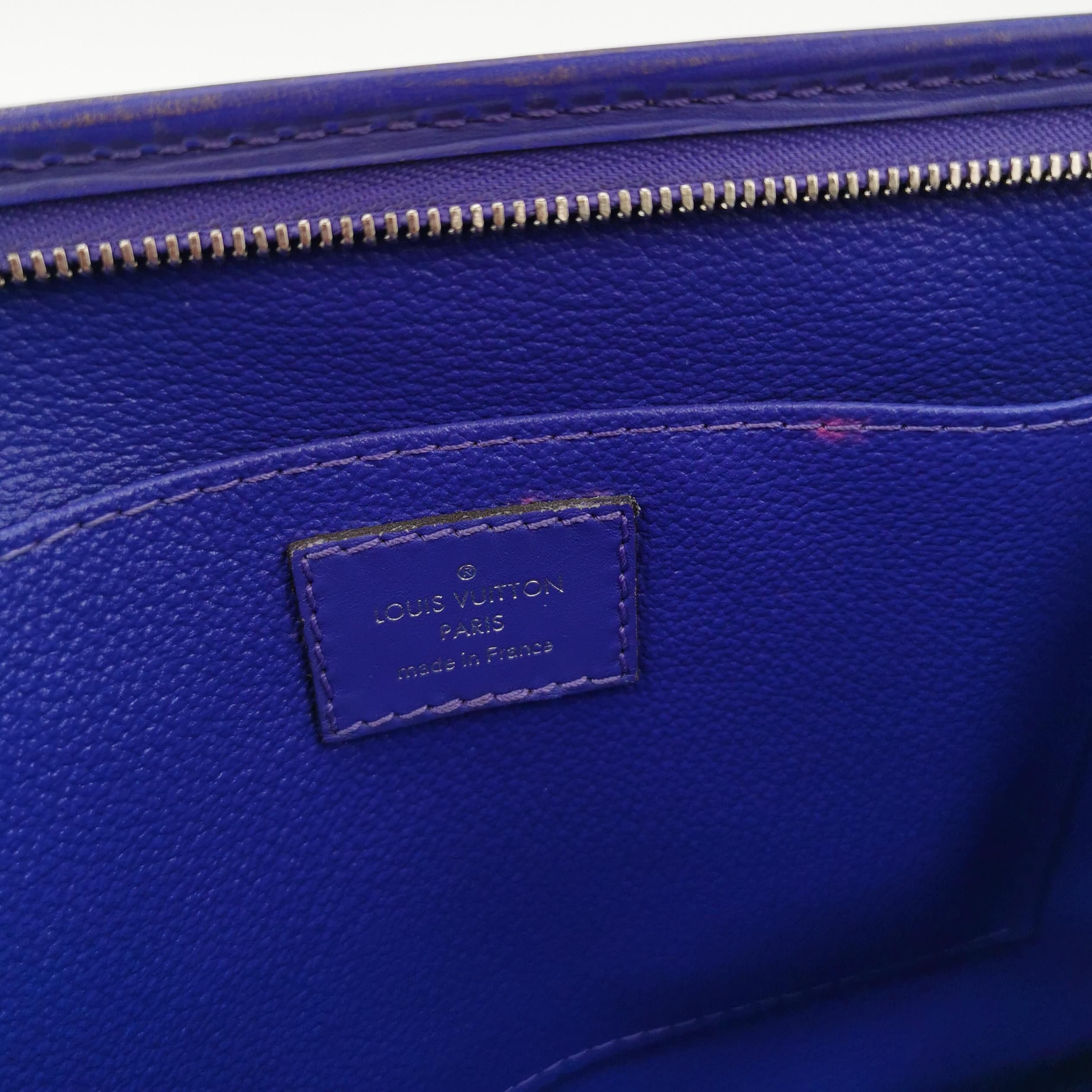 Louis Vuitton Louis Vuitton (LV) toiletry bag cowhide solid color water r Size ONE SIZE - 2 Thumbnail