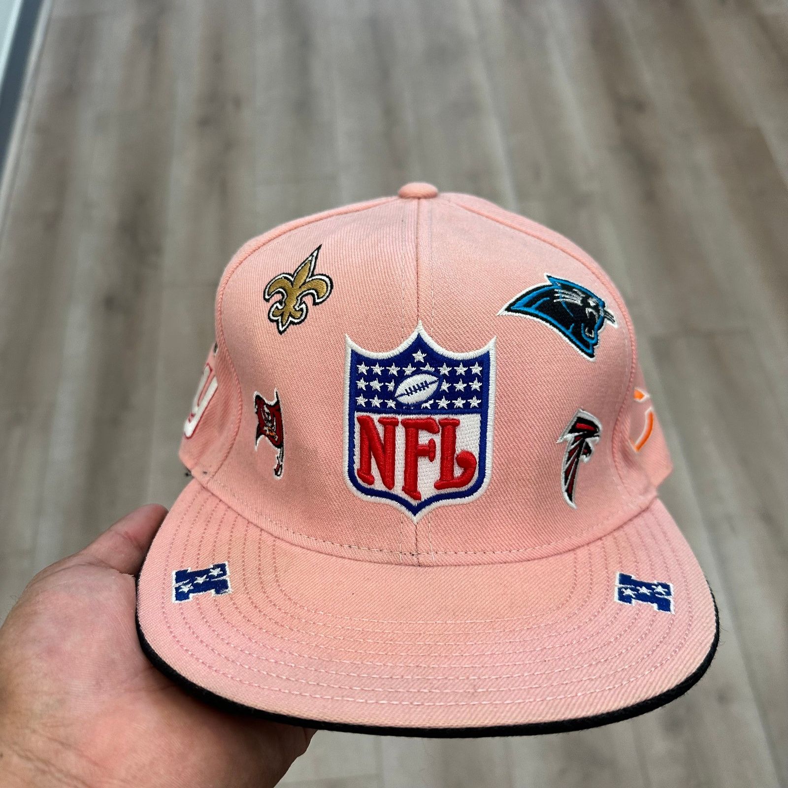 Reebok Reebok NFL NFC all-over pink fitted hat Cap size 7 5/8 B25 Size ONE SIZE - 2 Thumbnail