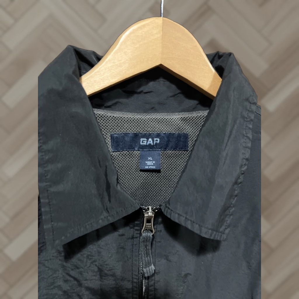 Gap VINTAGE GAP Jacket XL Black Nylon Windbreaker Zip Up Mens 90s Windbreaker Jacket Black Nylon Zip Up Pockets Water Resistant Collared Lightweight) Size US XL / EU 56 / 4 - 1 Thumbnail