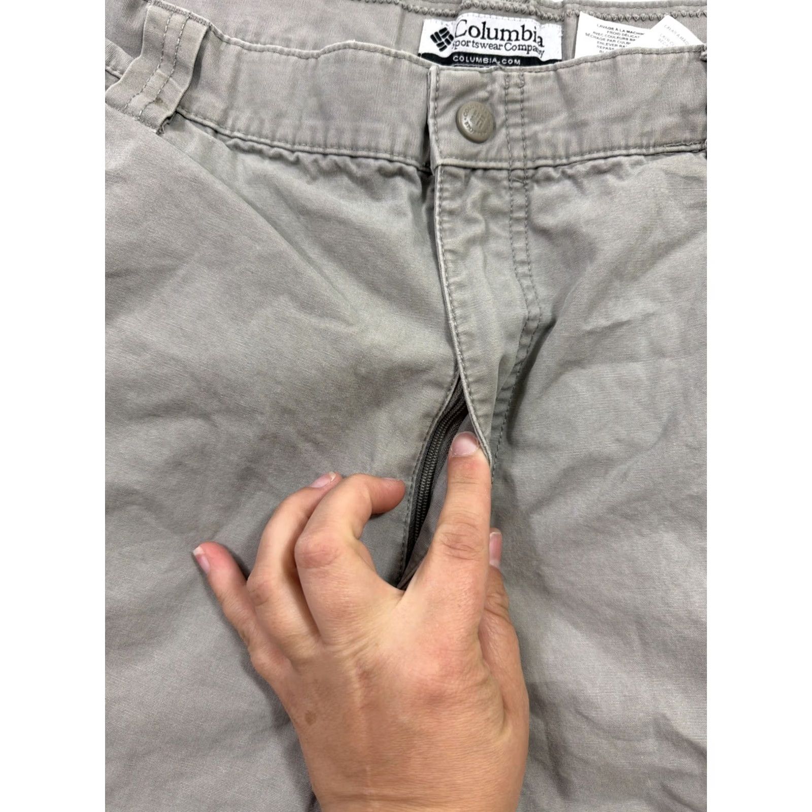 Vintage Columbia Cargo Shorts Mens 38x9 Gray Cotton Canvas Cargo Pocket Zip Flat Front Regular Rise 9in Sz 38 Shirt? Size US 38 / EU 54 - 6 Thumbnail