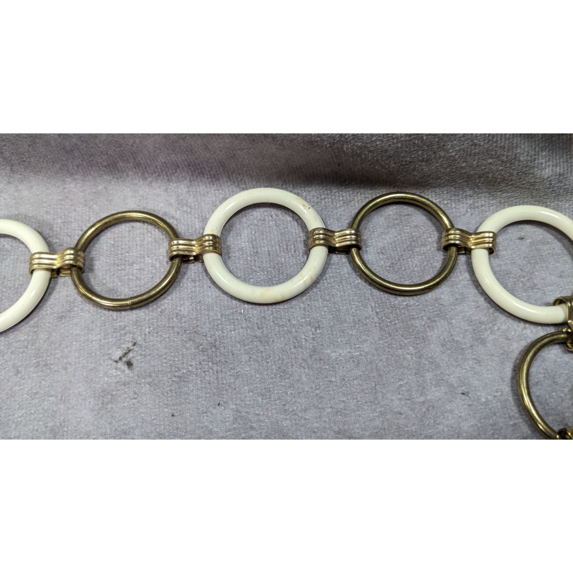 Other Retro Hippie Floral Chunky White And Gold Tone Ring Necklace Size ONE SIZE - 11 Thumbnail