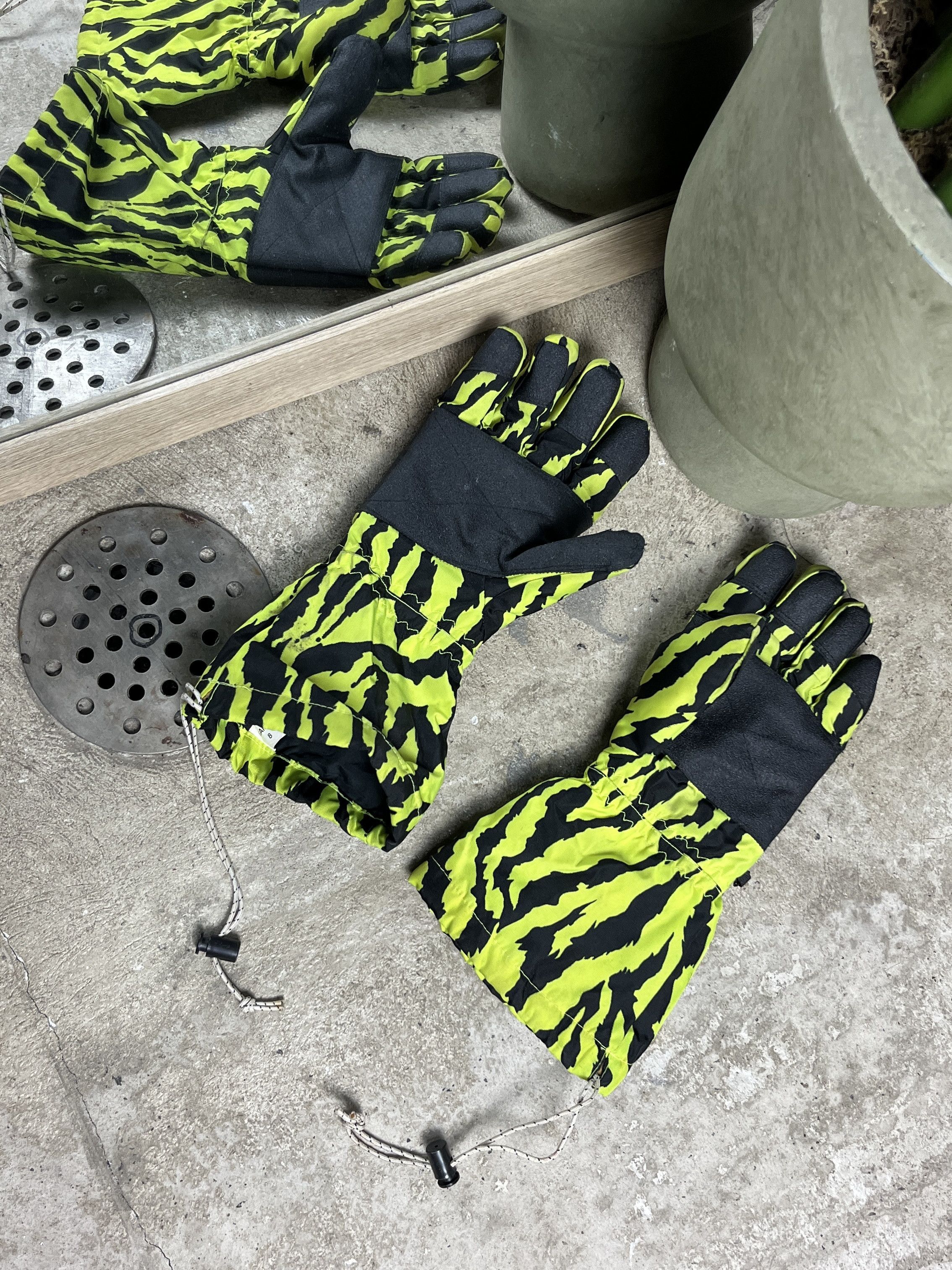 Other NEON ZEBRA PRINT CONVERTIBLE SKI MITTENS - № 4520 Size ONE SIZE - 1 Thumbnail