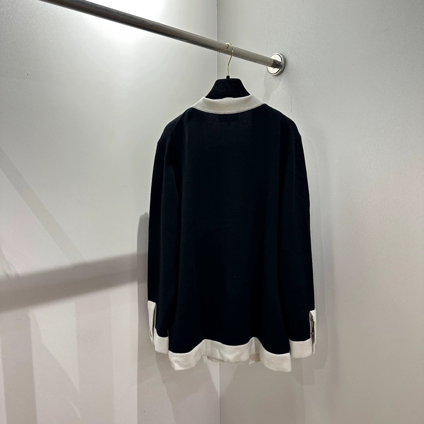 Chanel Chanel 24C Single-Breasted V-Neck Cashmere Cardigan 40 Size M / US 6-8 / IT 42-44 - 2 Thumbnail