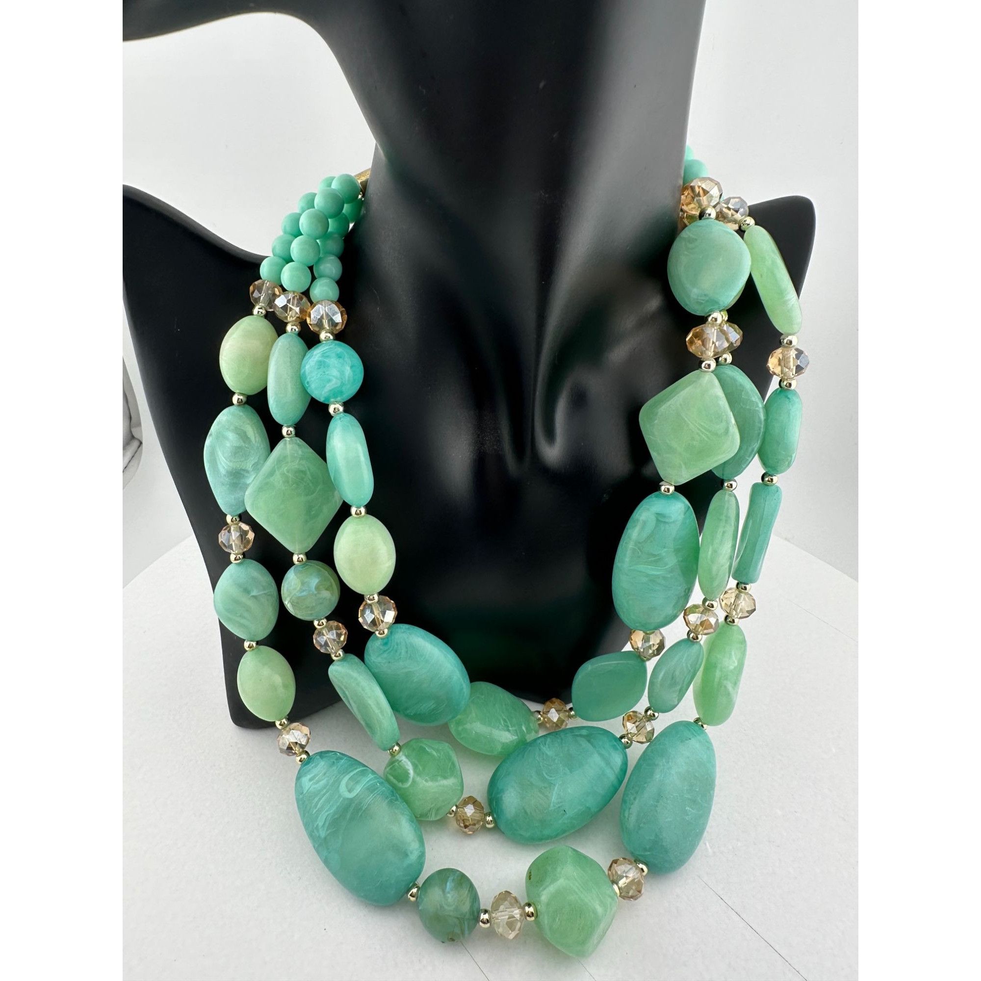 Other Vintage Beautiful Women's Chunky Three Strand Beaded Necklac Size ONE SIZE - 7 Thumbnail