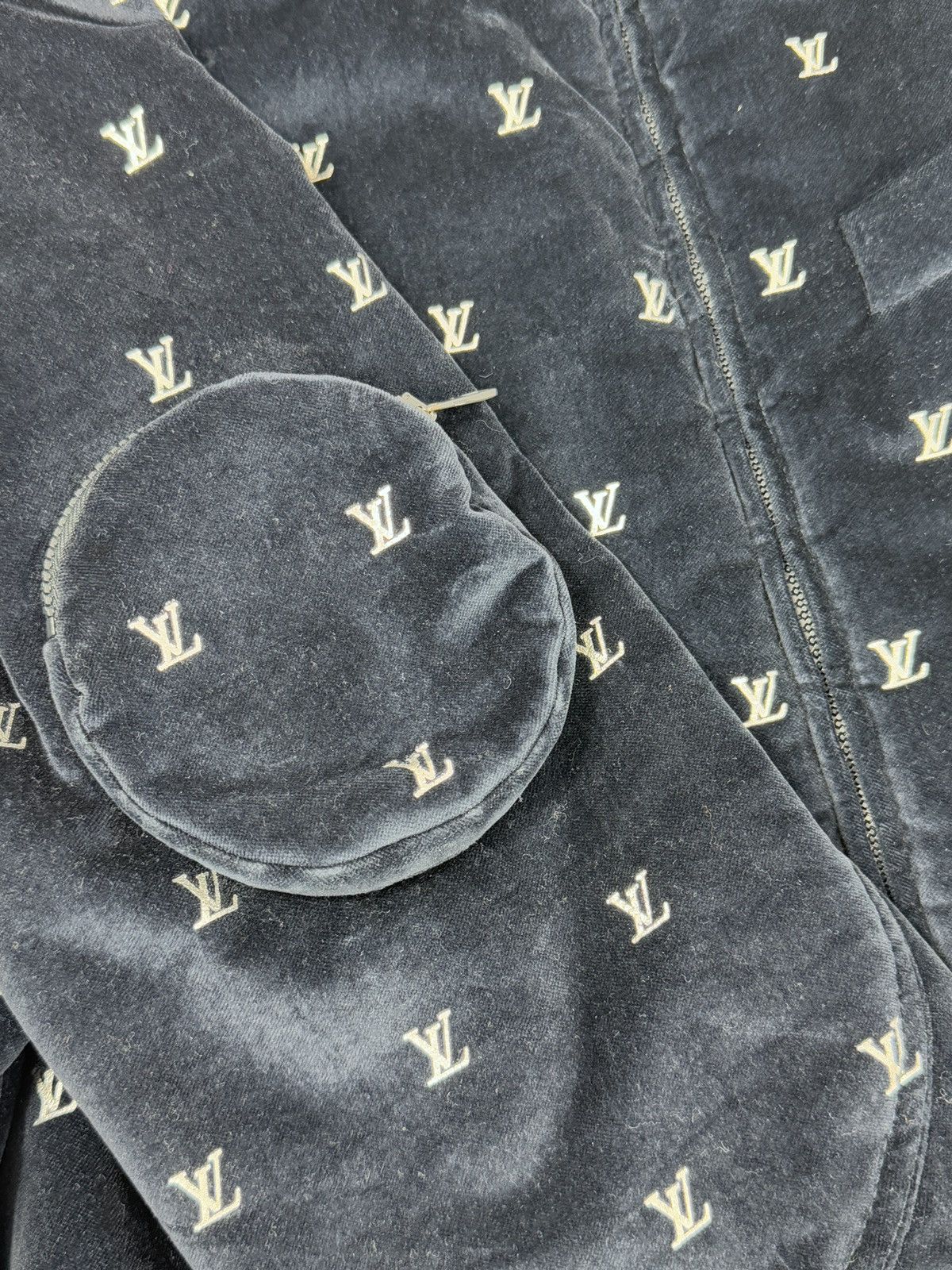 Louis Vuitton VELVET LOGO PRINT ZIP UP JACKET RARE Size US XL / EU 56 / 4 - 5 Thumbnail