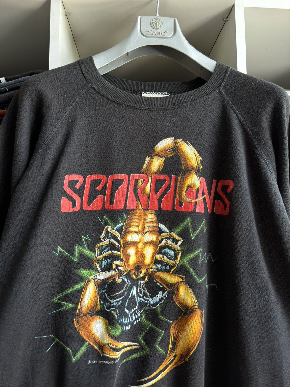 Band Tees Vintage 1988 SCORPIONS Savage Amusement Band Sweatshirt Tee Size US XL / EU 56 / 4 - 3 Thumbnail