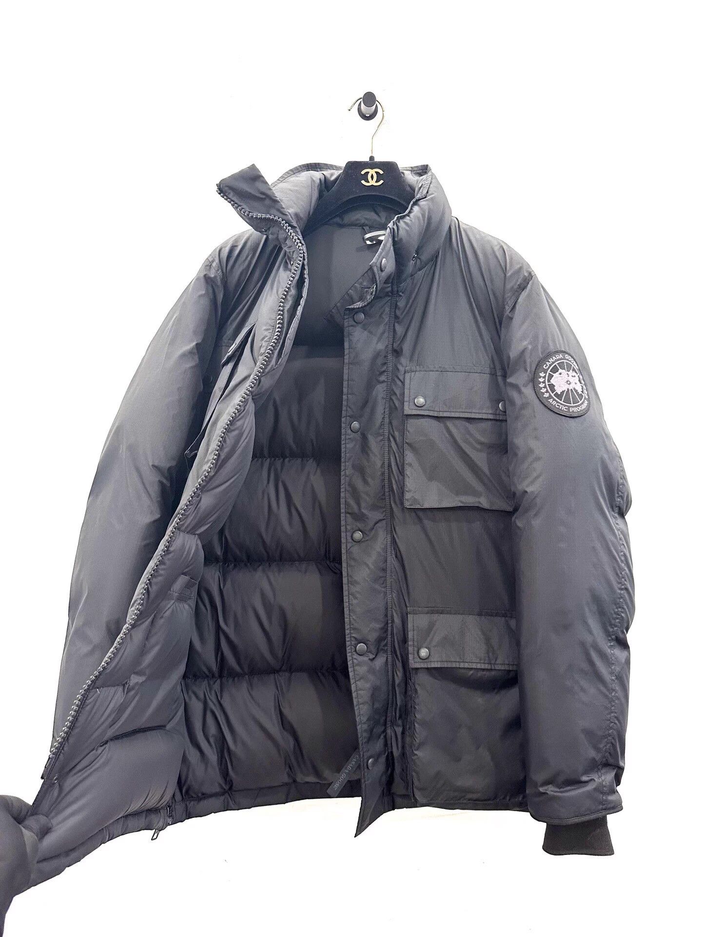 Canada Goose Canada Goose x Barneys NY Men's Blk Down Jacket L Side Logo Size US L / EU 52-54 / 3 - 3 Thumbnail