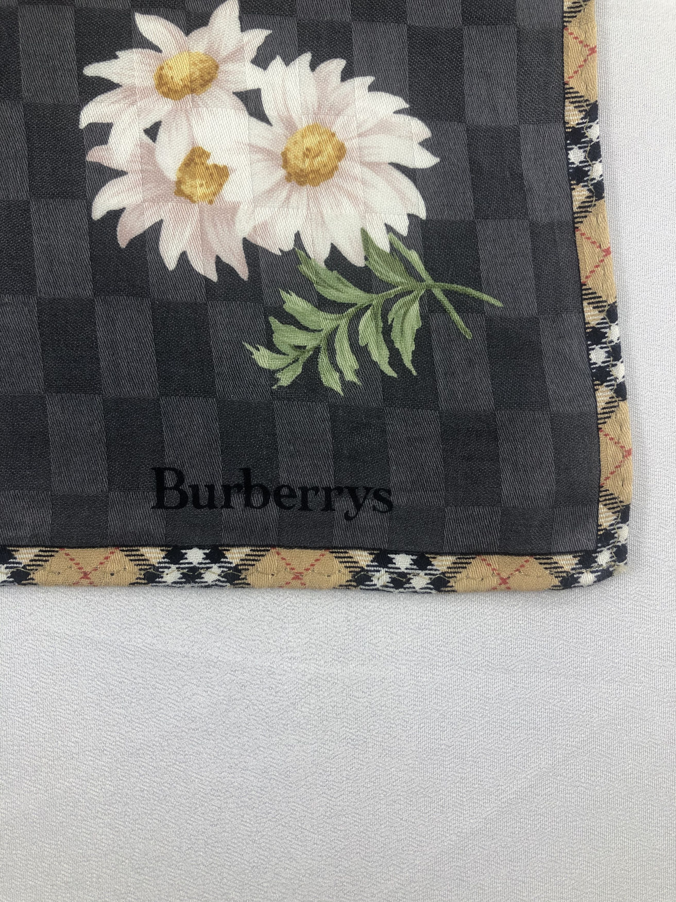 Burberry Burberrys Handkerchief / Bandana / Neckerchief Size ONE SIZE - 5 Thumbnail