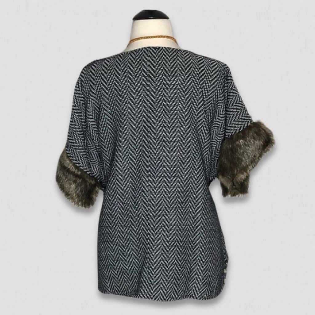 Vintage Poncho Chevron Faux Fur Trim Pullover Black/White Size M / US 6-8 / IT 42-44 - 2 Thumbnail