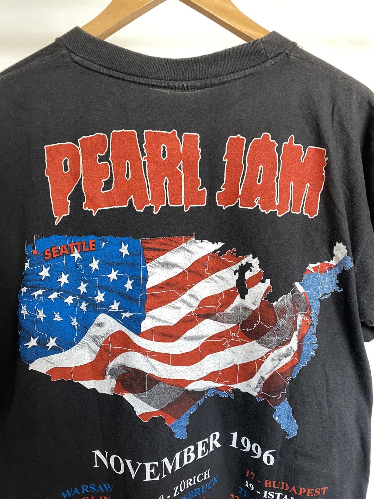 Band Tees × Vintage Vintage Pearl Jam November 1996 Euro Tour Size US M / EU 48-50 / 2 - 8 Thumbnail