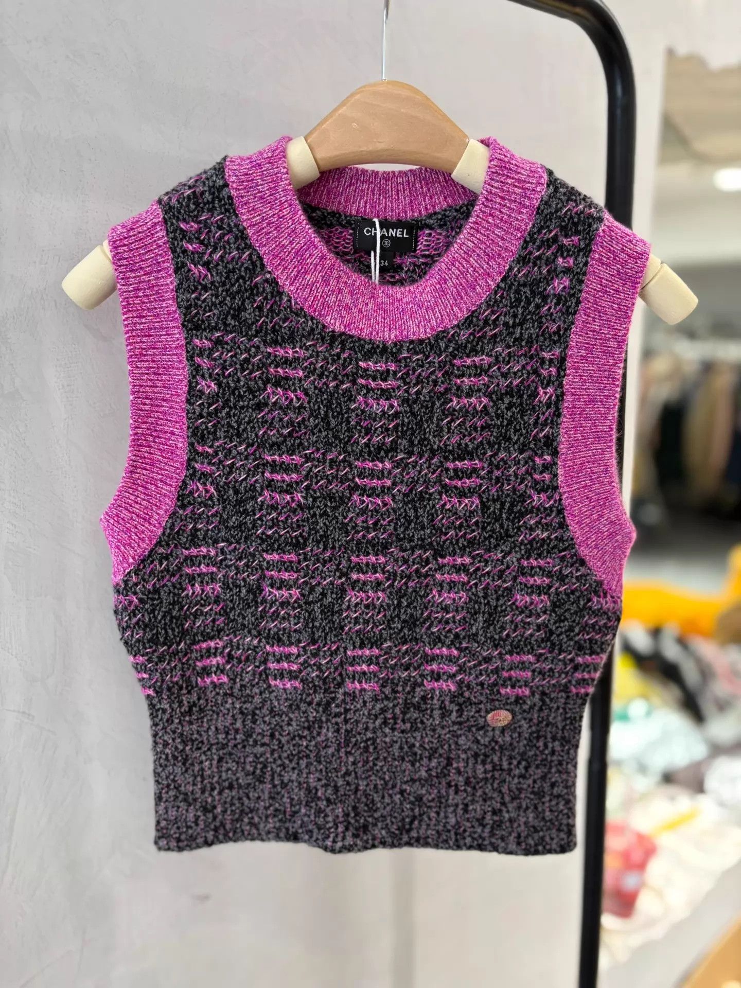 Chanel Chanel 22K Pink Check Cashmere Knit Vest Preserved Size 34 Size XS / US 0-2 / IT 36-38 - 1 Thumbnail