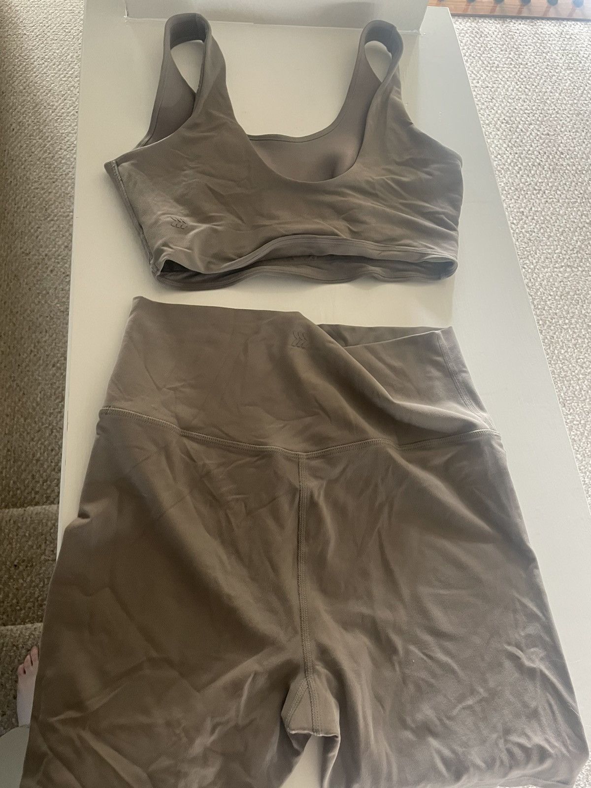 Target Basics All in Motion Matching Bra + Biker Shorts Sz M Size 27" / US 4 / IT 40 - 2 Thumbnail