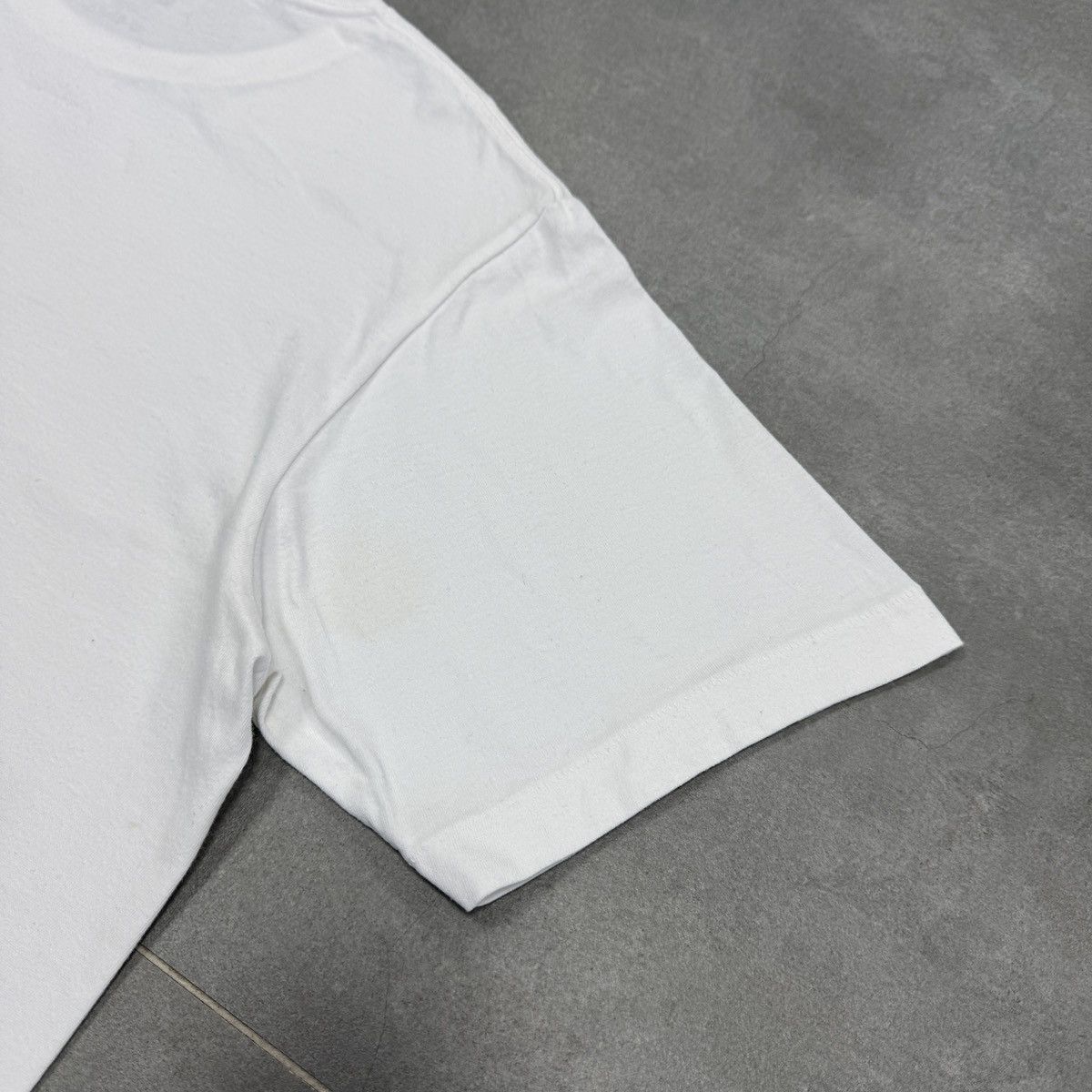 Kaws Uniqlo x Kaws Big Logo White T-Shirt Men Size L Size US L / EU 52-54 / 3 - 19 Thumbnail