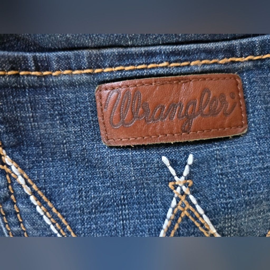Wrangler Wrangler Boot-Cut Medium-Dark Wash Jeans NWOT Size 28" / US 6 / IT 42 - 6 Thumbnail