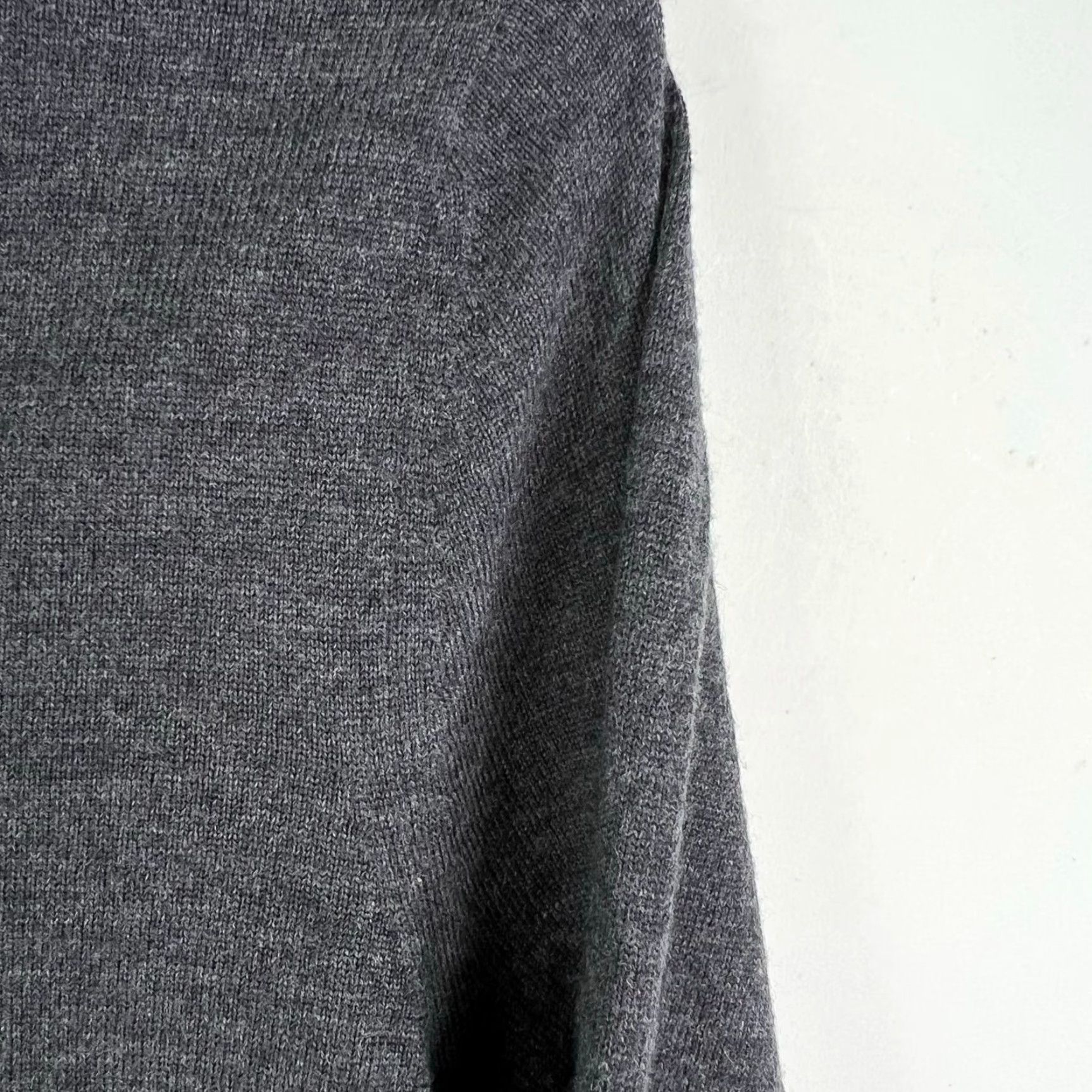 Banana Republic Banana Republic Wool Sweater Mens V Neck Extra Fine Italian Merino Wool Gray L Size US L / EU 52-54 / 3 - 2 Thumbnail
