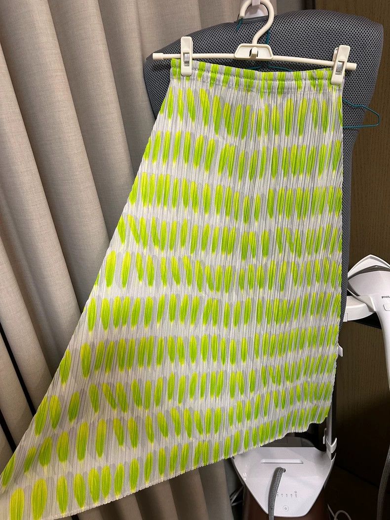 Issey Miyake Issey Miyake size:1 Green feather petal pleated skirt Size 23" - 1 Thumbnail