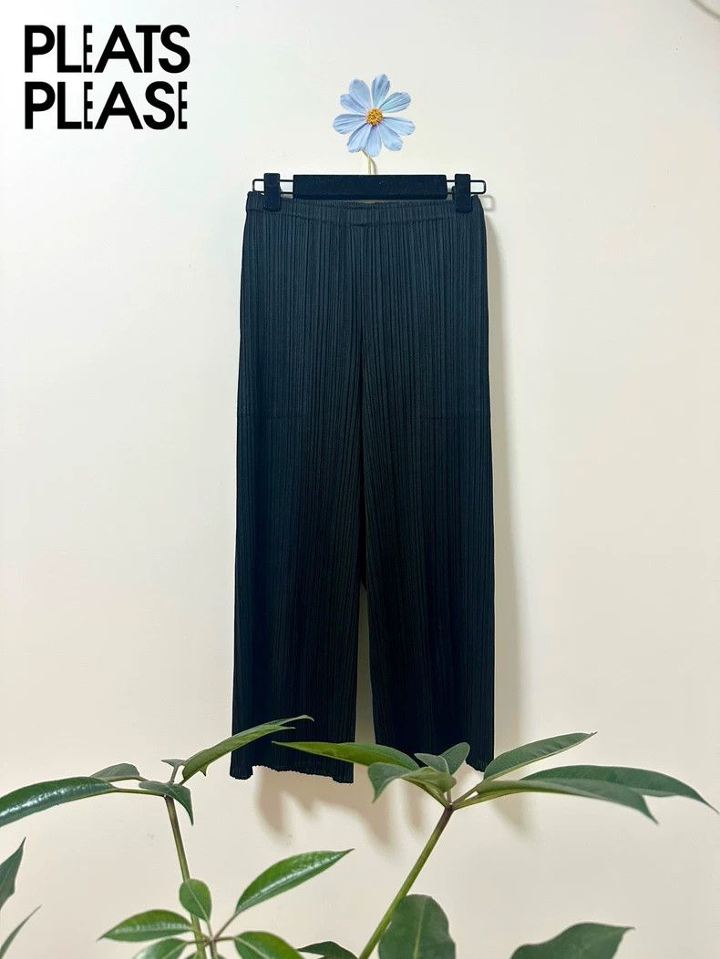 Issey Miyake Issey Miyake size:1 Black pleated capri pants Size 22" - 1 Thumbnail