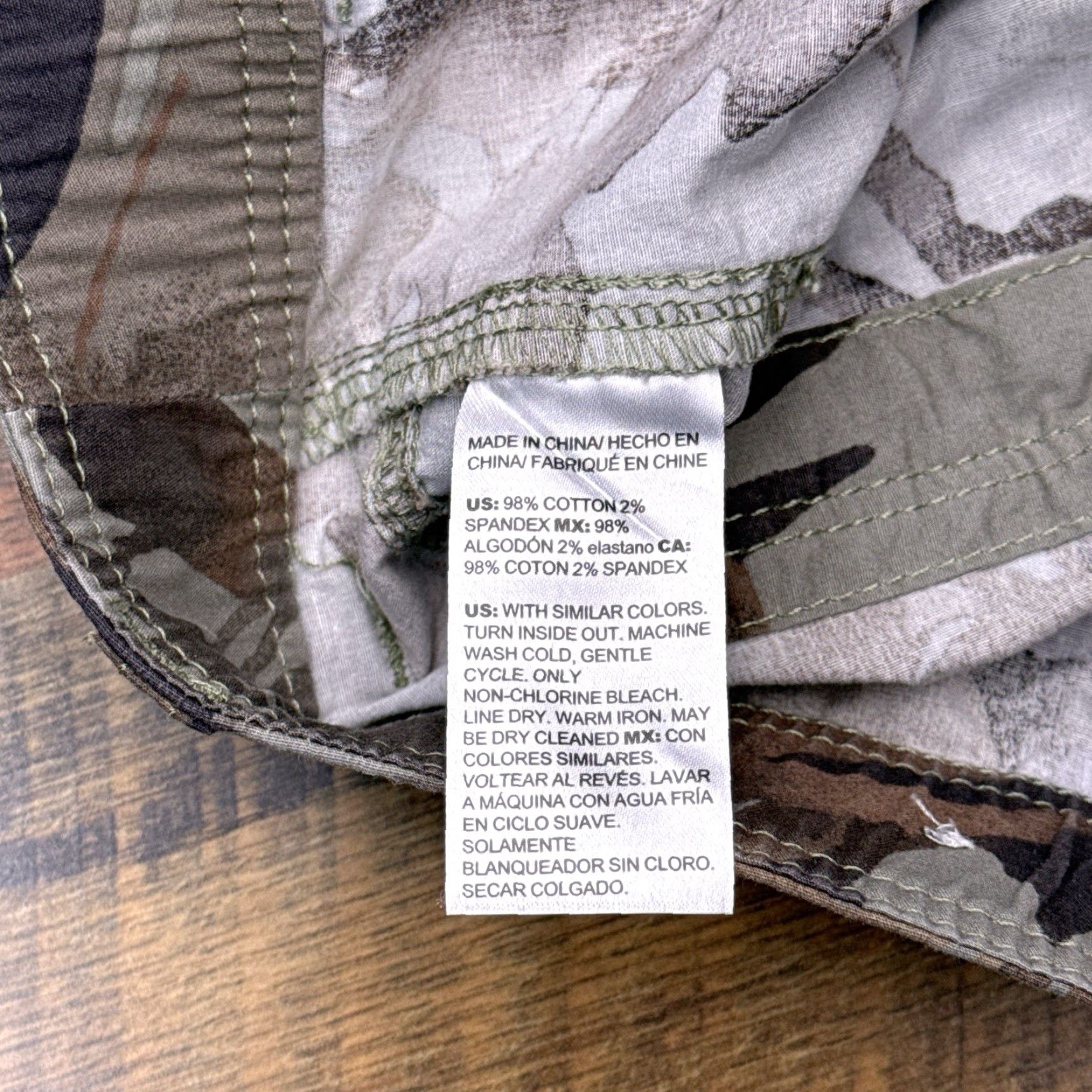 Vintage Chicos Camouflage Cargo Crop Pants 1 Green Mid Rise Stretch Button Hem Tabs City Army Casual Travel Womens Pants Size 25" / US 0 / IT 36 - 4 Thumbnail