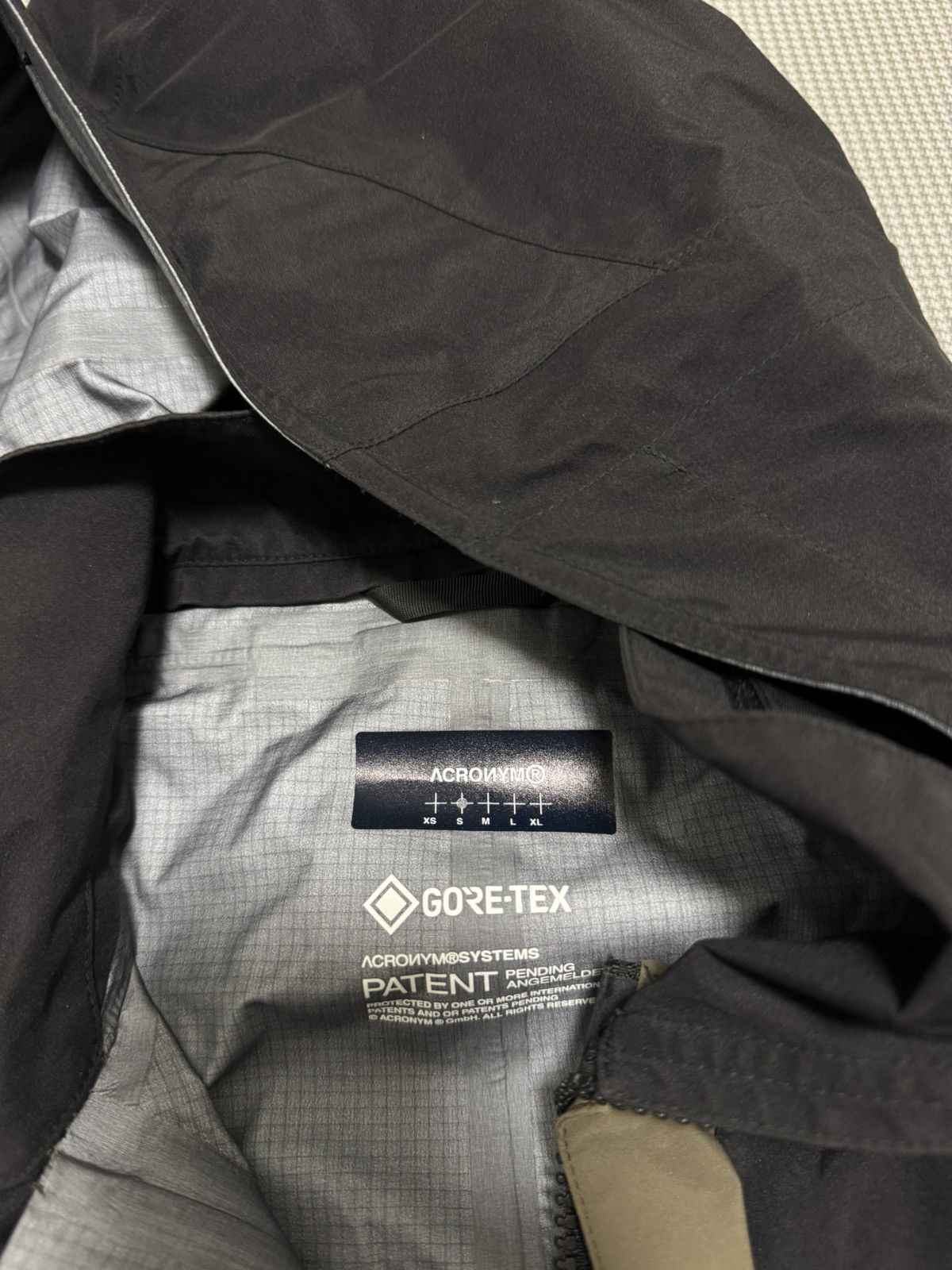 Acronym acronym j1wts-gt raf/blk Size US S / EU 44-46 / 1 - 2 Thumbnail