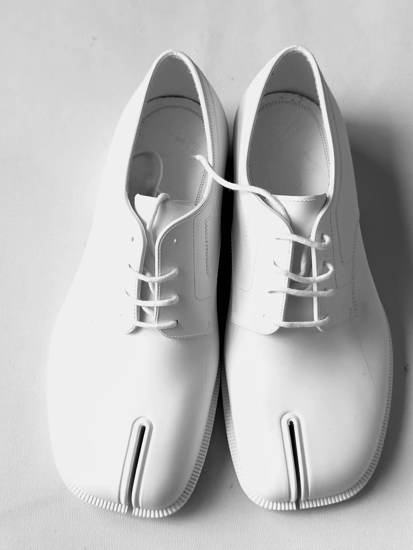 Maison Margiela Maison Margiela White Tabi Rubber Split-Toe Shoes Size US 7 / EU 40 - 1 Thumbnail
