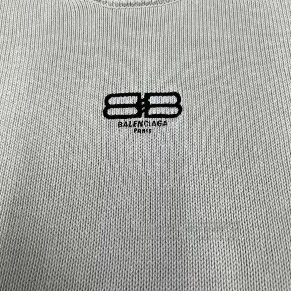 Balenciaga balenciaga lock buckle sweater in white. Size US XL / EU 56 / 4 - 4 Thumbnail