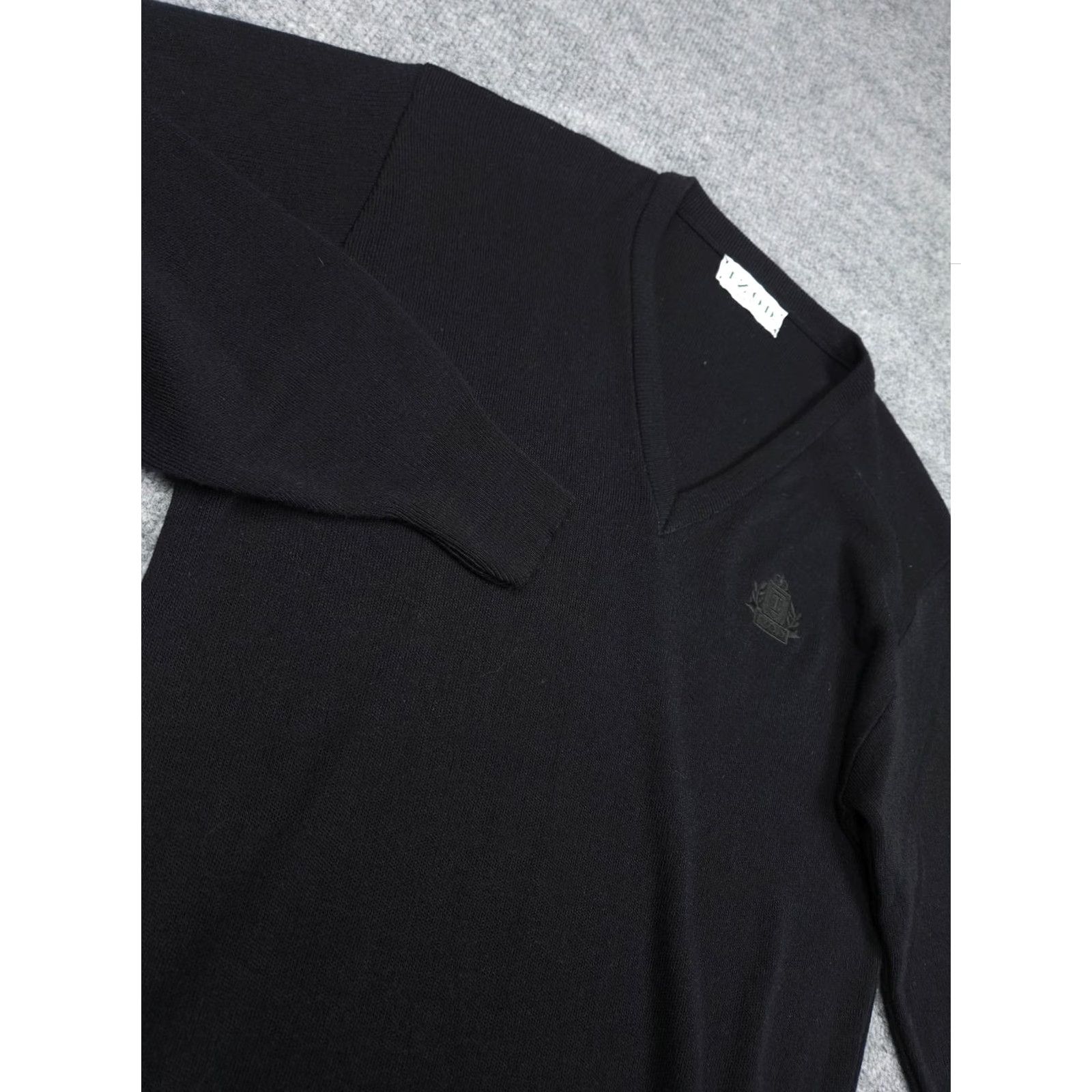Izod VINTAGE IZOD Sweater Mens Small Black Acrylic V-Neck Made in USA EUC Golf Size US S / EU 44-46 / 1 - 2 Thumbnail