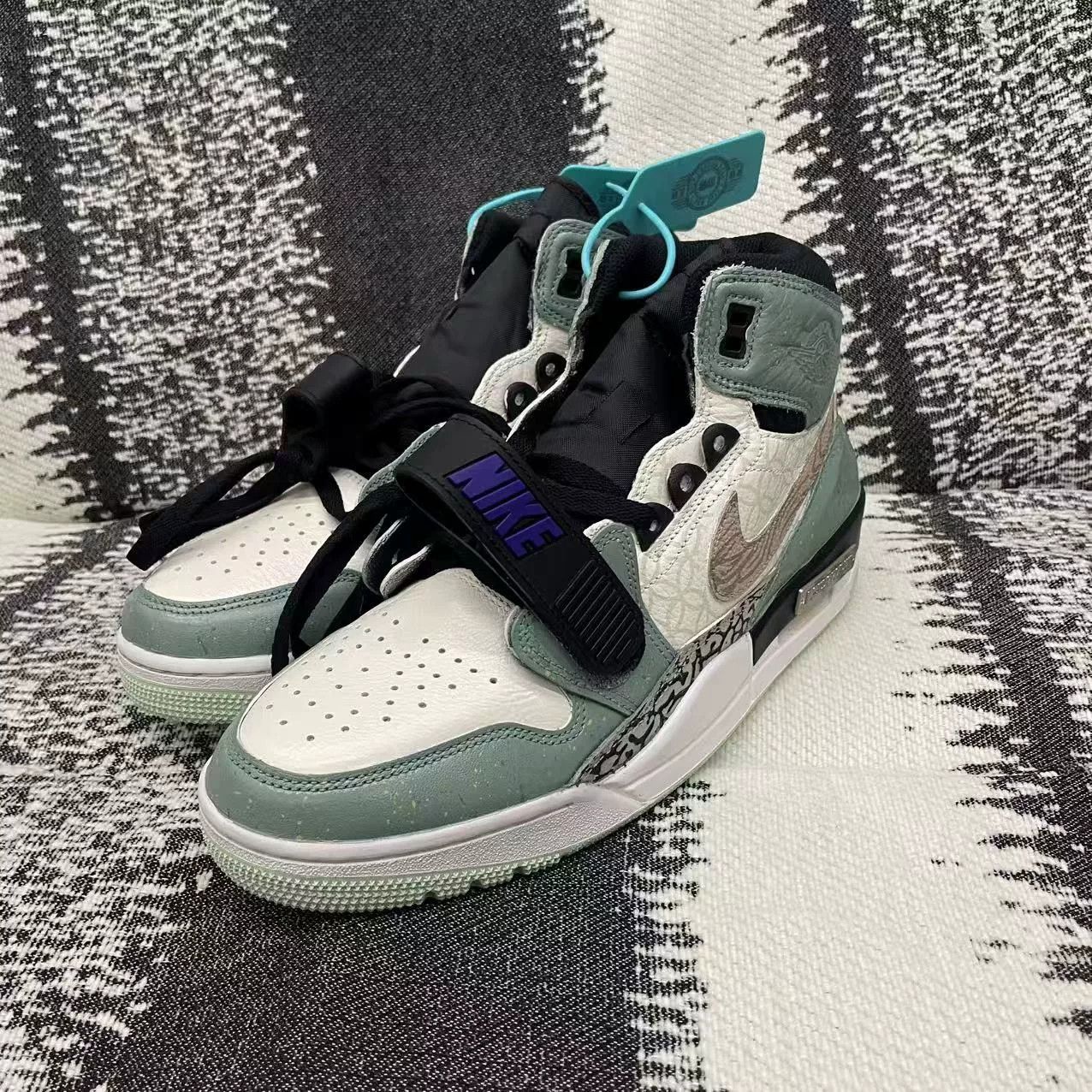 Jordan Brand Jordan Brand AIR JORDAN Black Lowtop Sneakers 9.5 Men Size US 9.5 / EU 42-43 - 1 Thumbnail