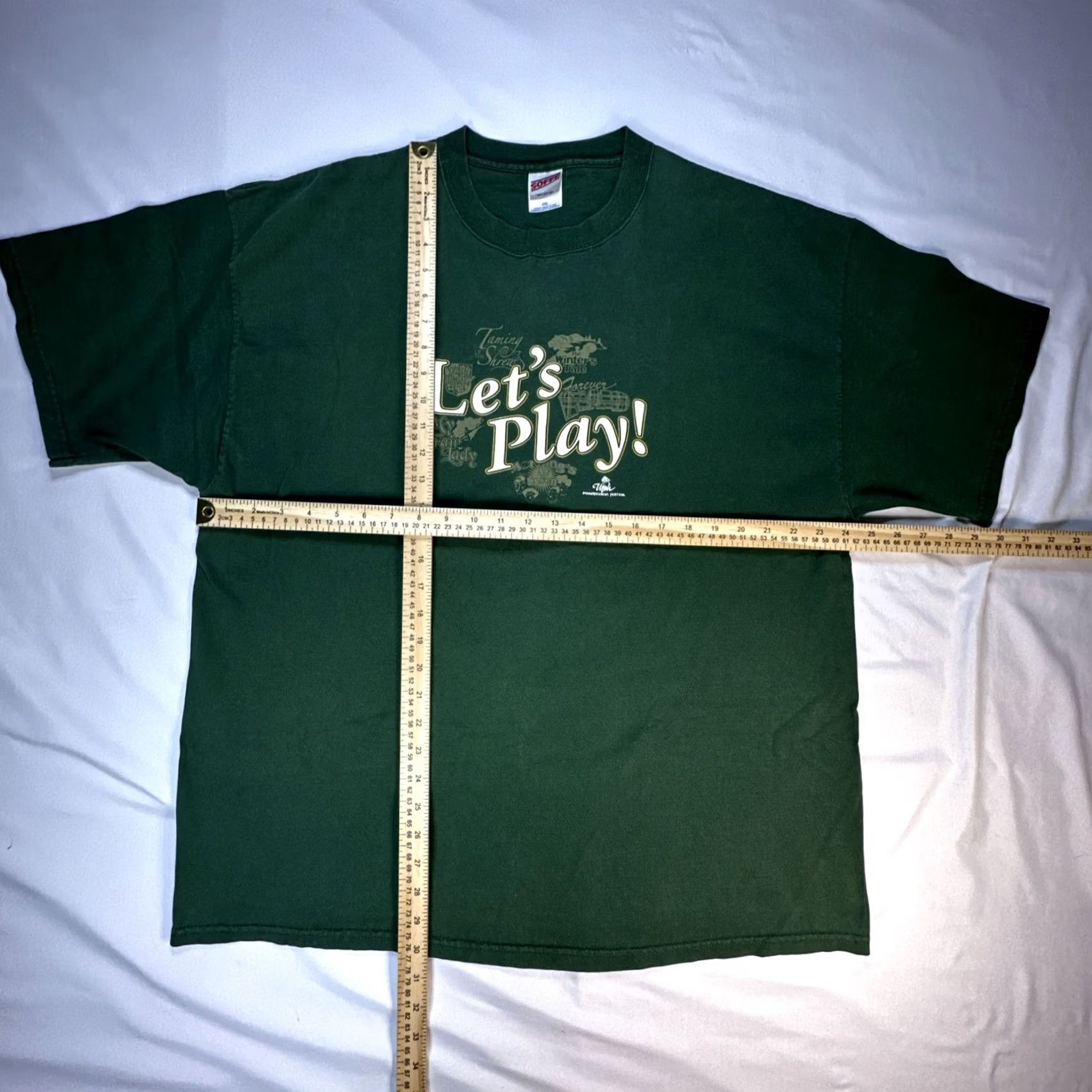 Soffe VINTAGE Soffe T-Shirt Men 2XL UTAH Shakespearean Festival LET'S PLAY 90s Y2K Shakespeare Green Graphic Print Slim Crew Neck Short Sleeve Shirt Size US XXL / EU 58 / 5 - 2 Thumbnail