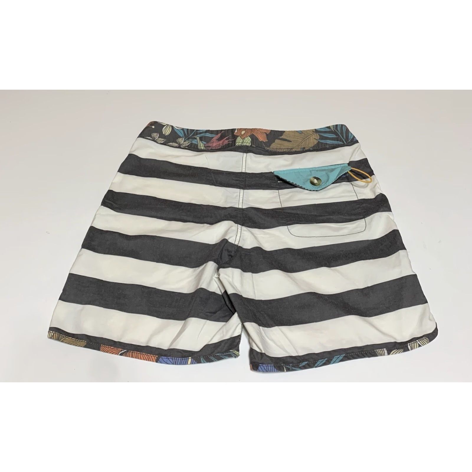Globe Globe United by Fate Striped Quick Dry Mens Boardshorts SZ 32 Size US 32 / EU 48 - 2 Thumbnail