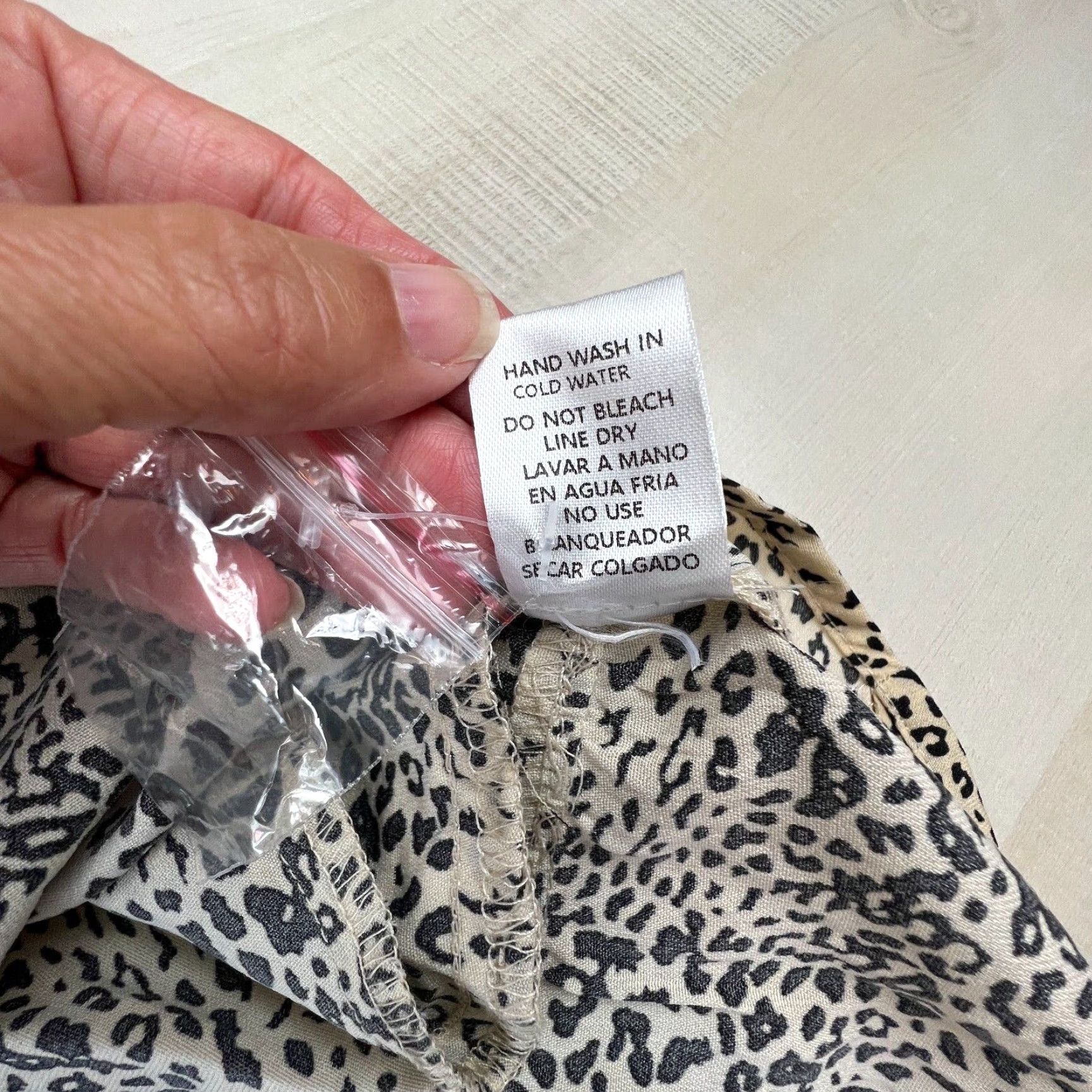 Vintage Entro Womens Leopard Print Blouse Small Animal Cheetah Short Sleeve Flowy Loose Top Polyester Size S / US 4 / IT 40 - 5 Thumbnail