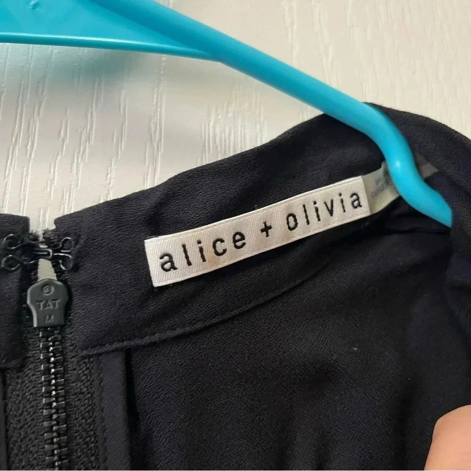 Alice + Olivia Alice + Olivia Romper Size 2 Black Zip Up Back V Neck Flowy Size 26" / US 2 / IT 38 - 2 Thumbnail