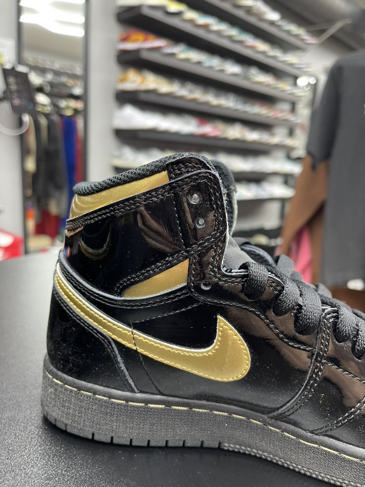 Jordan Brand Size 5y - Jordan 1 Metallic Gold “2020” Very Clean OG All Size US 5 / EU 37 - 7 Thumbnail