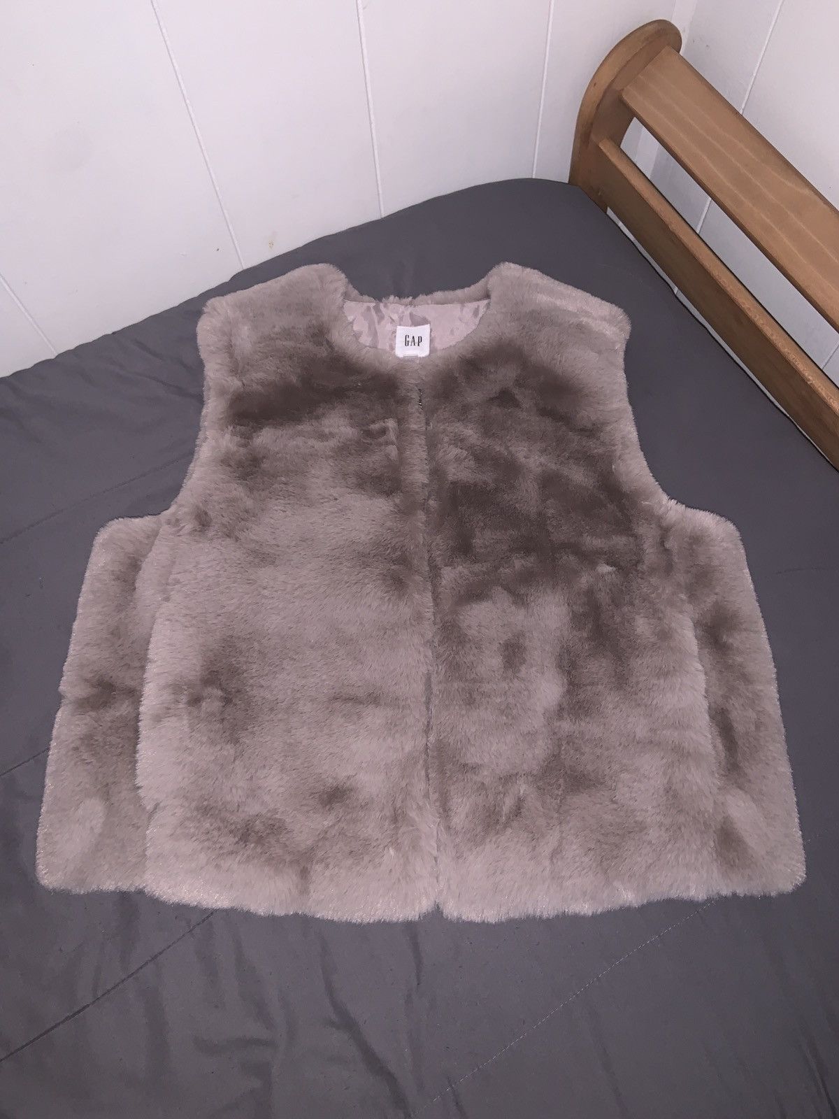 Gap Womens - 100% Recycled Faux-Fur Vest - Size Large Size L / US 10 / IT 46 - 1 Thumbnail