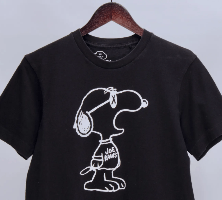 Kaws × Uniqlo Kaws x Peanuts Black Tee with Snoopy Graphic size XS Size US XS / EU 42 / 0 - 2 Thumbnail