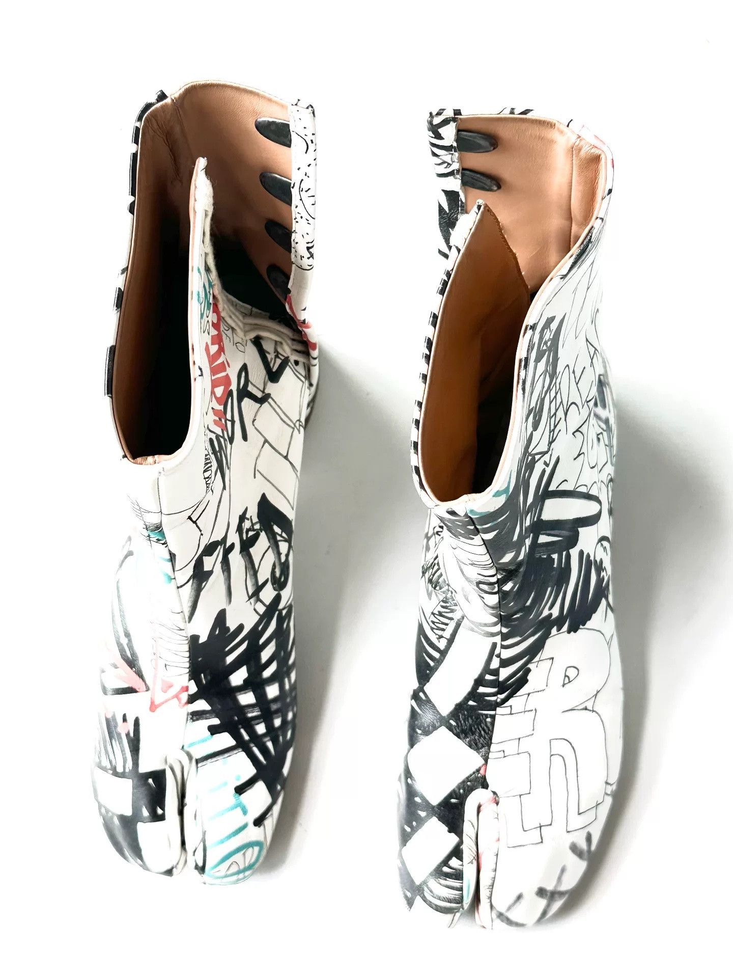 Maison Margiela Maison Margiela Graffiti Tabi Size US 6 / EU 39 - 1 Thumbnail