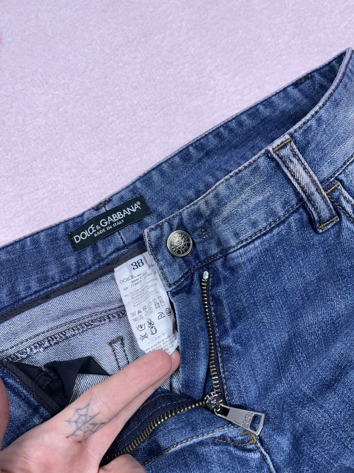 Designer × Dolce & Gabbana ➕ dolce & Gabbana light blue distressed jeans Size 28" / US 6 / IT 42 - 4 Thumbnail
