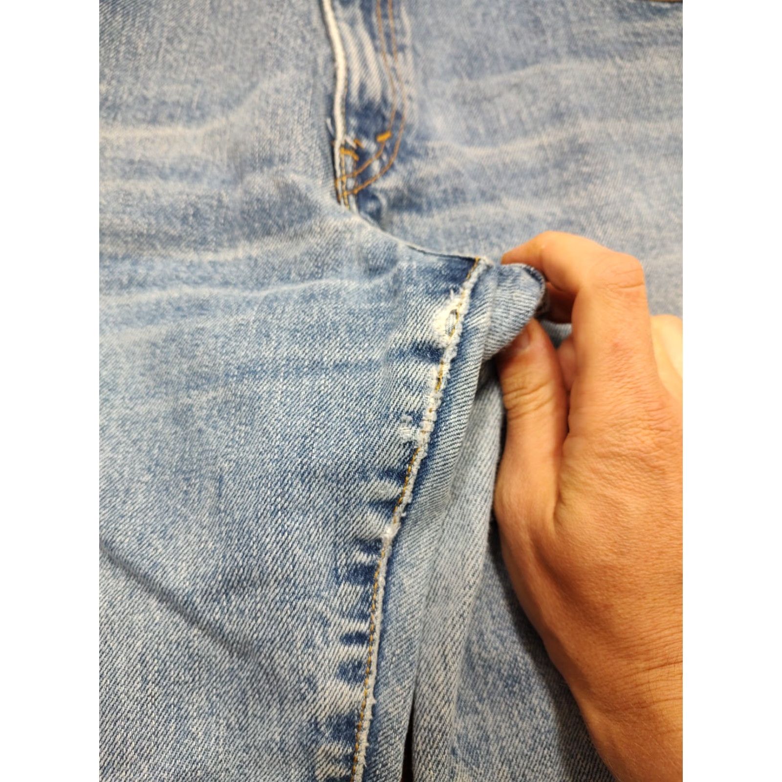Levi's VINTAGE Levi's 550 Jeans Womens 33 x 32 Light Wash Tapered Denim 5-Pocket Red Tab 90s Womens Jeans Size 24" / US 00 / IT 34 - 7 Thumbnail