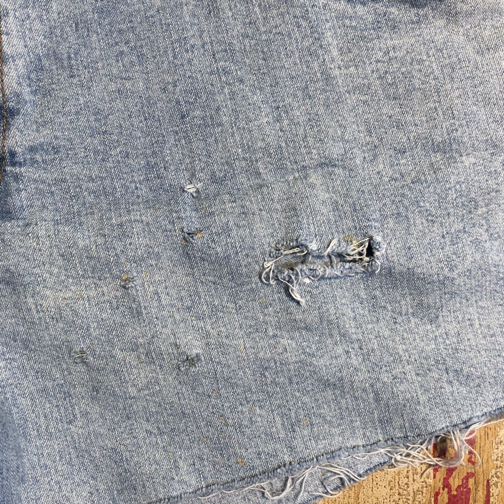 Levi's VINTAGE Levi's 550 Relaxed Denim Cut-Off Shorts Womens 12 Blue Distressed Raw Hem 90s 5-Pocket Jeans, Casual Size 34" / US 12 / IT 48 - 3 Thumbnail