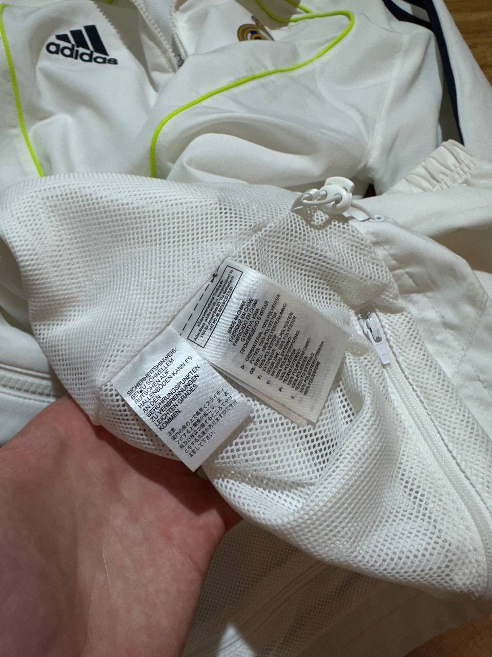 Vintage Vintage Adidas Real Madrid Tracksuit 2010/2011 Nylon Footbal Size US M / EU 48-50 / 2 - 5 Thumbnail