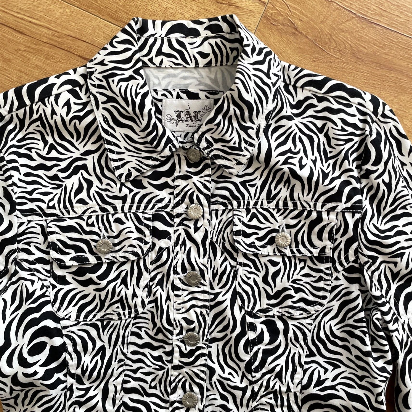 Vintage VINTAGE Live A Little Zebra Print Blazer Jacket S Women Cotton Short Button Black White Y2K Floral Pattern Size S / US 4 / IT 40 - 3 Thumbnail