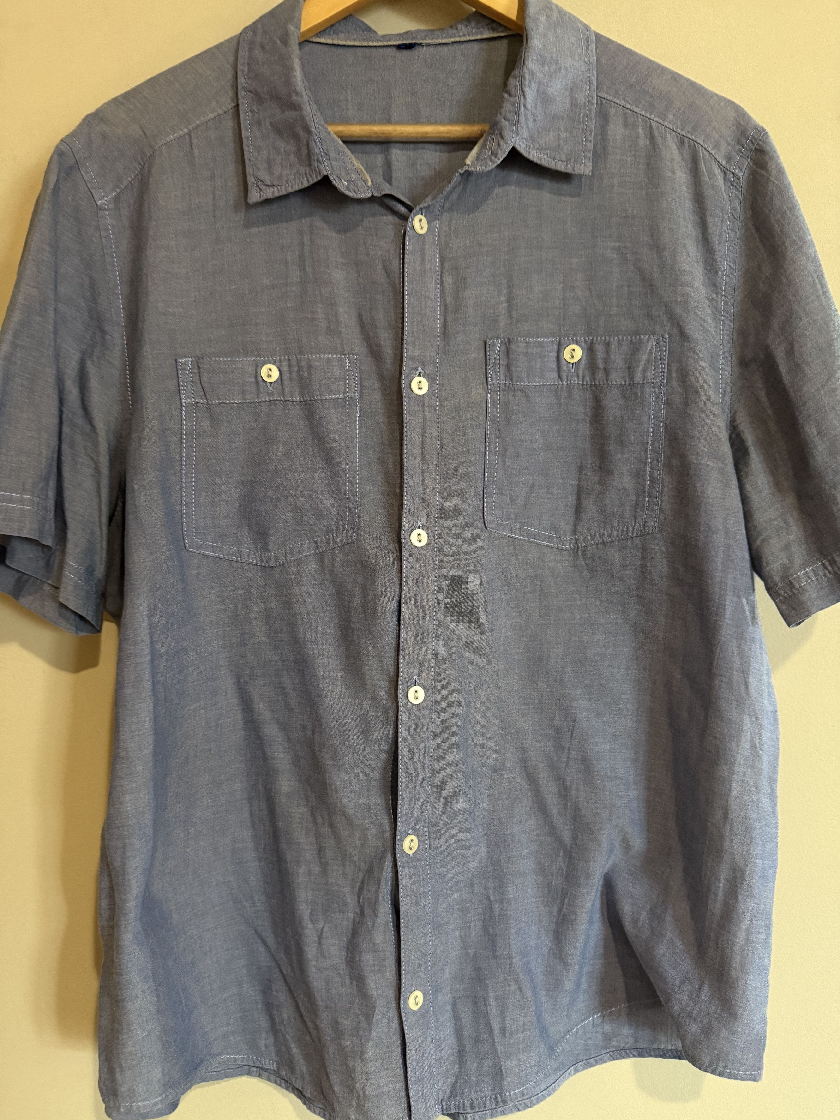 H&M H&M Lightweight Blue Chambray S/S Shirt, Men's Large Size US L / EU 52-54 / 3 - 1 Thumbnail