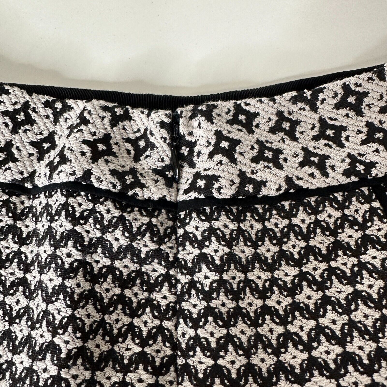 Loft Ann Taylor Loft Black White Geometric Ruffle Flair Mini 00P Size 24" / US 00 / IT 34 - 10 Thumbnail