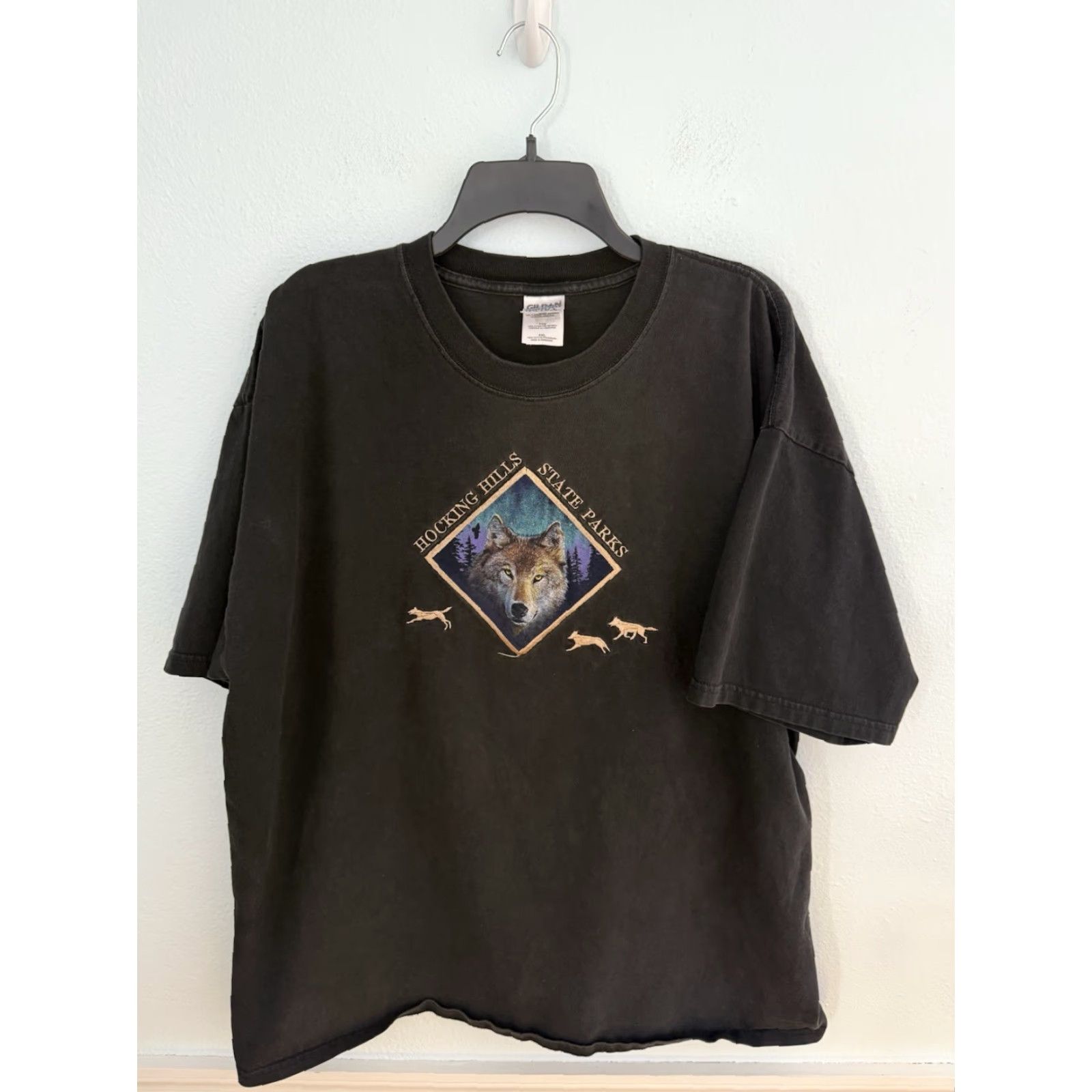 Gildan VINTAGE Hocking Hills Parks Ohio T Shirt Mens 2XL Black Wolf Embroidered Shirt Size US XXL / EU 58 / 5 - 2 Thumbnail