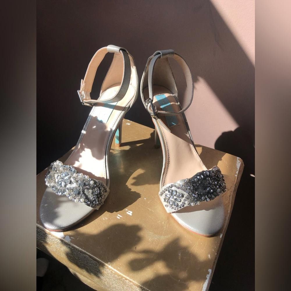 Designer Strap heels pumps. Silver with pearls and stones. Size US 6.5 / IT 36.5 - 7 Thumbnail
