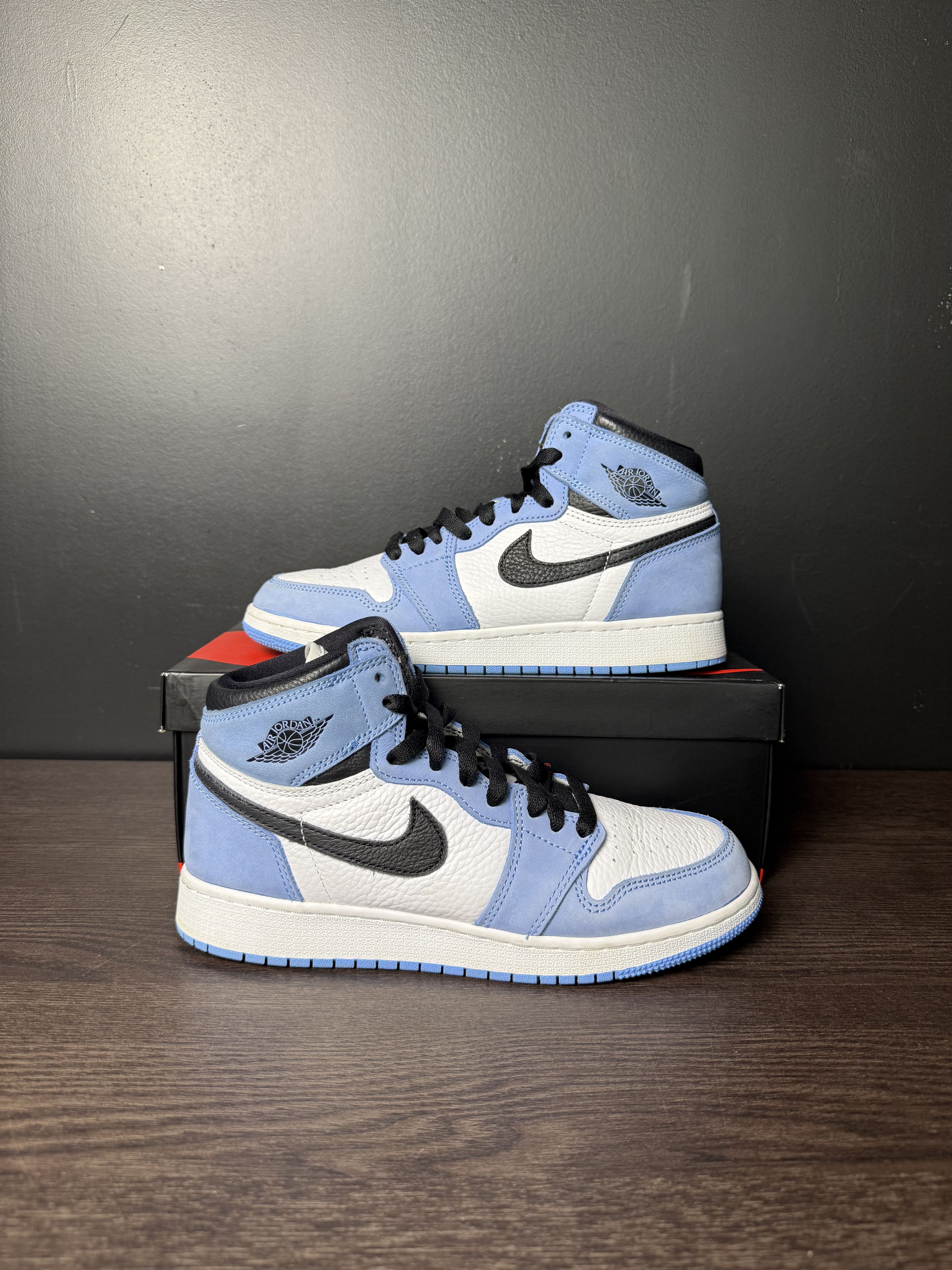 Nike Air Jordan 1 Retro High OG "University Blue" (GS) **PRE-OWNED** - Size 6.5Y (US) Size US 6.5 / EU 39-40 - 1 Thumbnail